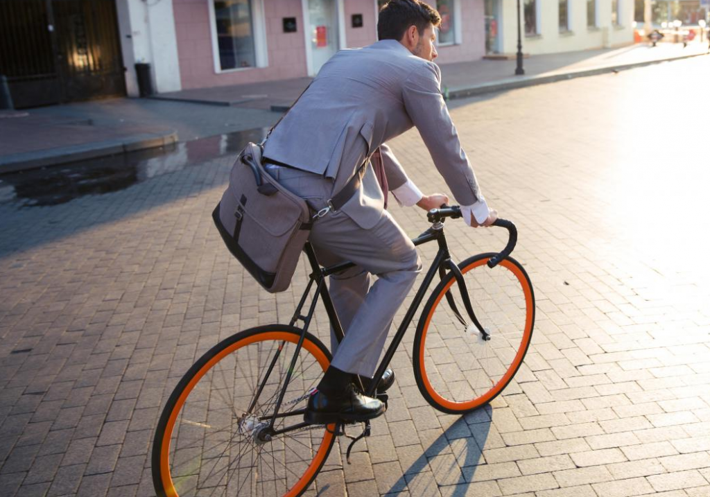 homme en costume à vélo pour aller au travail