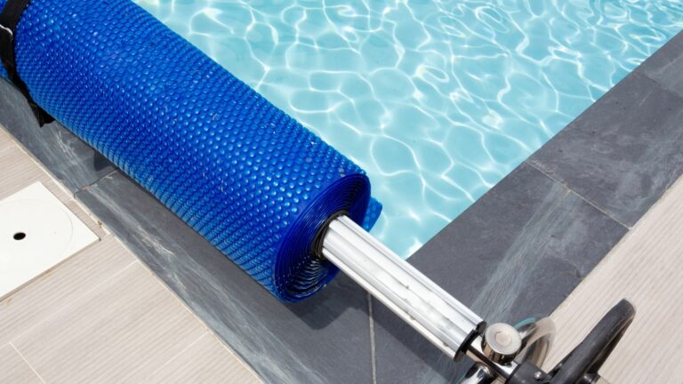 La bâche à bulles : l’équipement astucieux pour chauffer votre piscine de manière économique