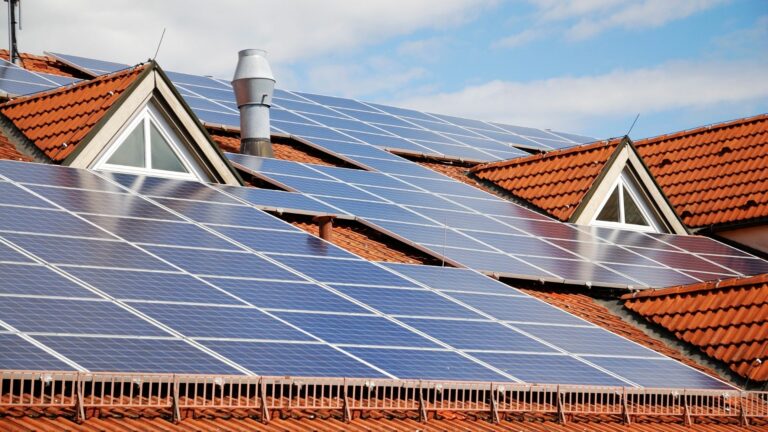 Prix du panneau solaire pour une maison de 150m2 : Coûts et économies réalisables