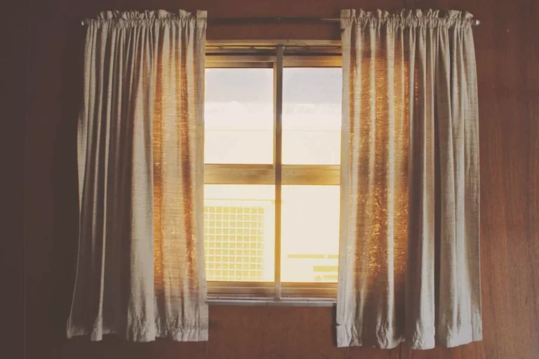 Isolation thermique des fenêtres : Conseils pour choisir et poser des rideaux adaptés