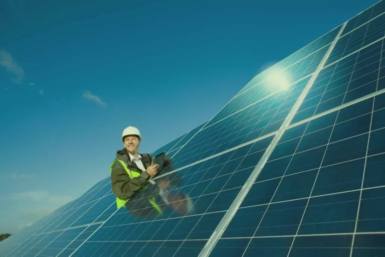 Nettoyage des panneaux solaires : Méthodes et conseils pour une performance optimale