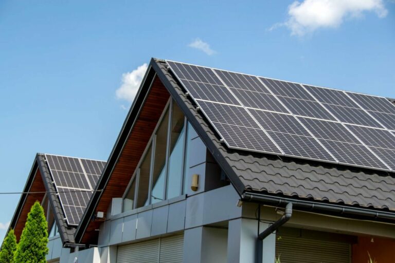 Prix des panneaux solaires pour une maison de 100m2 : Estimation des coûts et économies réalisables
