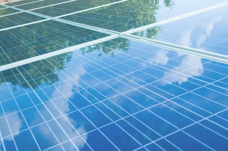Carport solaire : stationnement couvert et génération d’électricité verte
