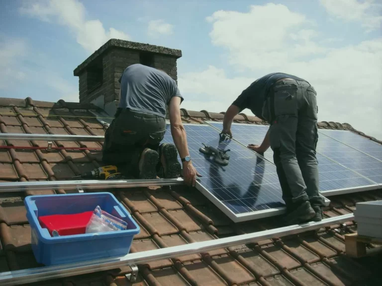 Installation de panneaux solaires avec batterie : Étapes importantes et conseils d’experts