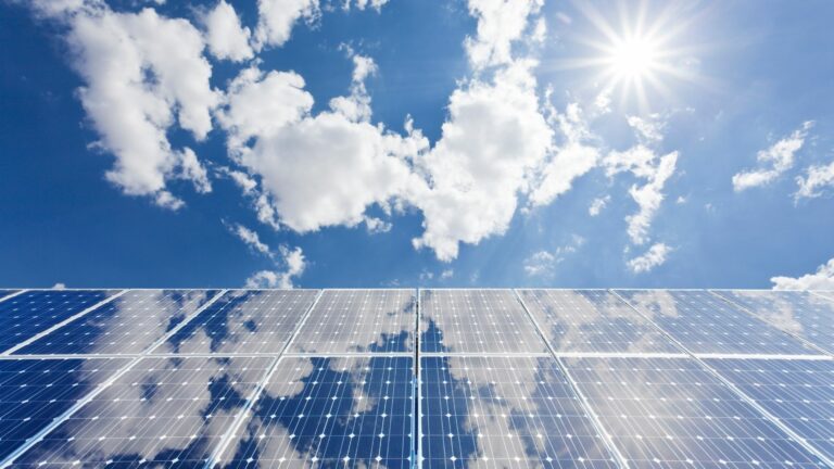panneau solaire compatible 220v utilisations domestiques et installation securisee.jpeg